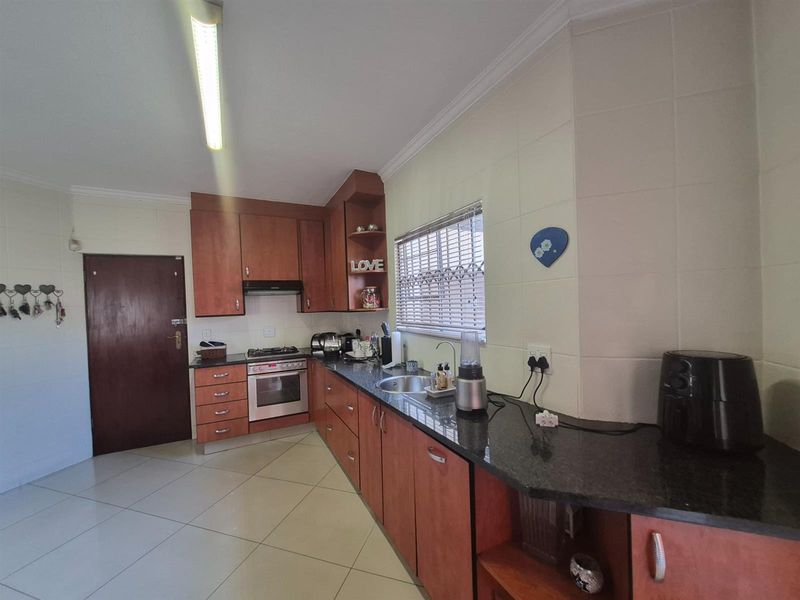 Modern Open-Plan Duplex Townhouse in Secure Oriel Complex - Ideal for Families and Professionals - Photo 7