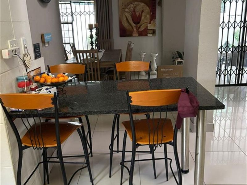 Modern Open-Plan Duplex Townhouse in Secure Oriel Complex - Ideal for Families and Professionals - Photo 9