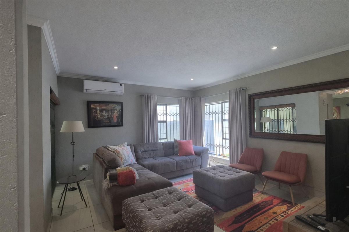 Modern Open-Plan Duplex Townhouse in Secure Oriel Complex - Ideal for Families and Professionals - Photo 2