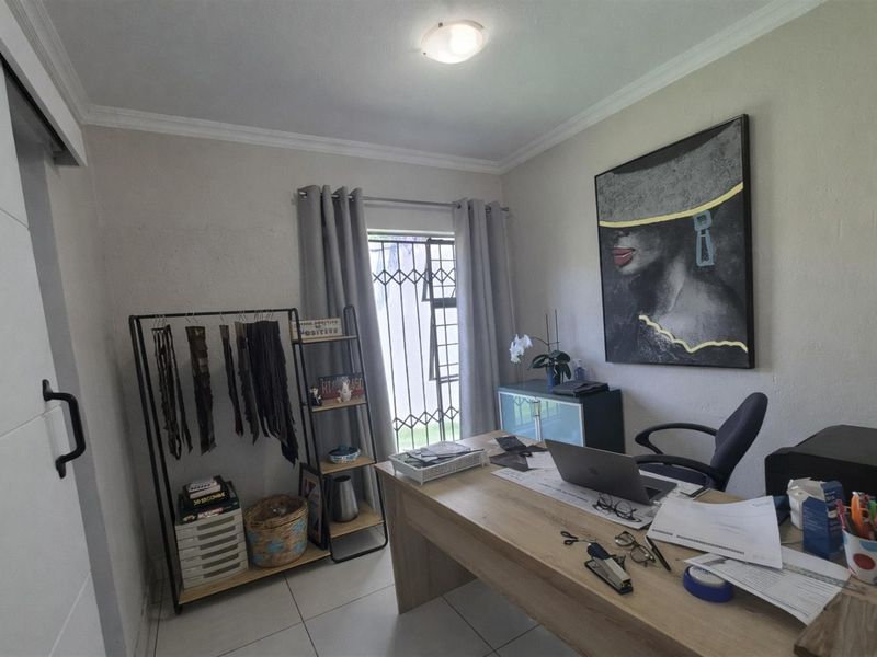 Modern Open-Plan Duplex Townhouse in Secure Oriel Complex - Ideal for Families and Professionals - Photo 6