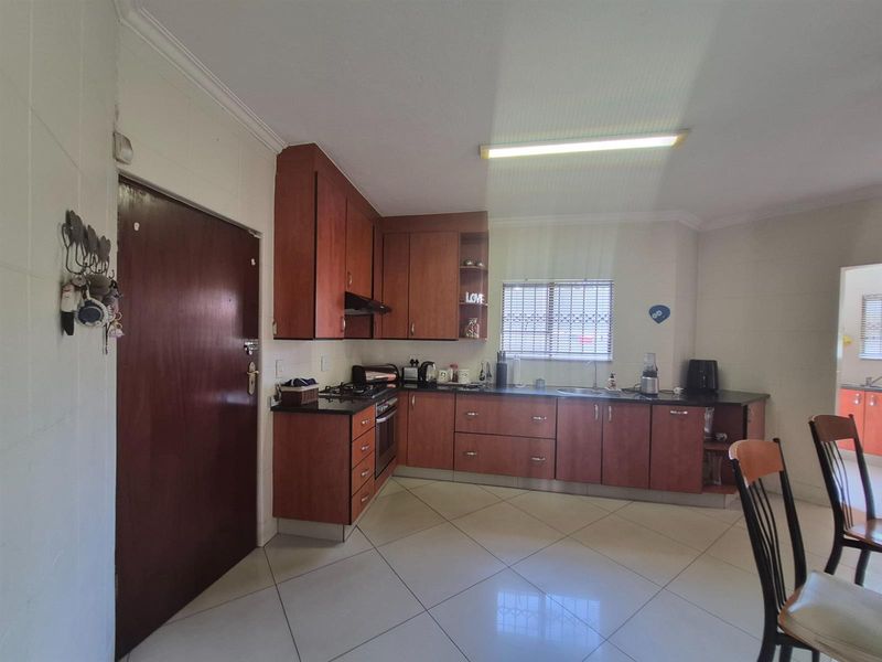 Modern Open-Plan Duplex Townhouse in Secure Oriel Complex - Ideal for Families and Professionals - Photo 8