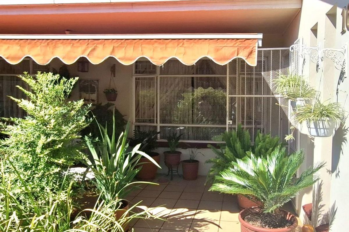 Beautifully Maintained Three-Bedroom Townhouse in a Peaceful Complex Near Schools - Photo 2