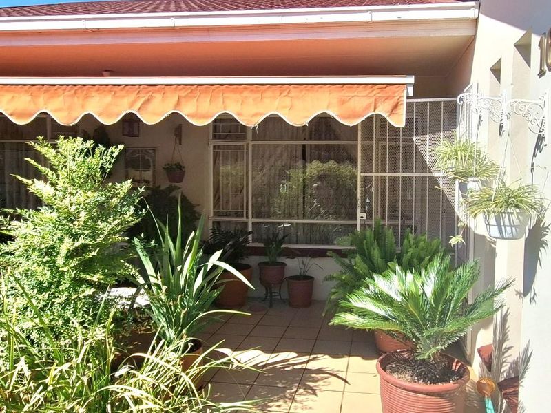 Beautifully Maintained Three-Bedroom Townhouse in a Peaceful Complex Near Schools - Photo 2