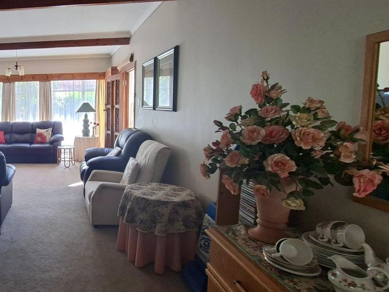 Beautifully Maintained Three-Bedroom Townhouse in a Peaceful Complex Near Schools - Photo 4