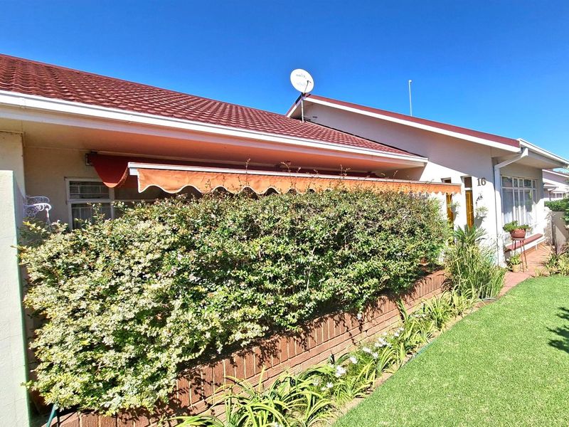 Beautifully Maintained Three-Bedroom Townhouse in a Peaceful Complex Near Schools - Photo 3