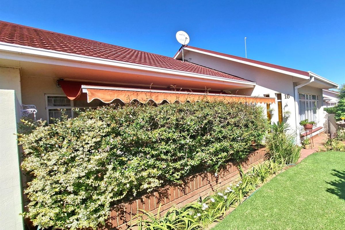 Beautifully Maintained Three-Bedroom Townhouse in a Peaceful Complex Near Schools - Photo 3