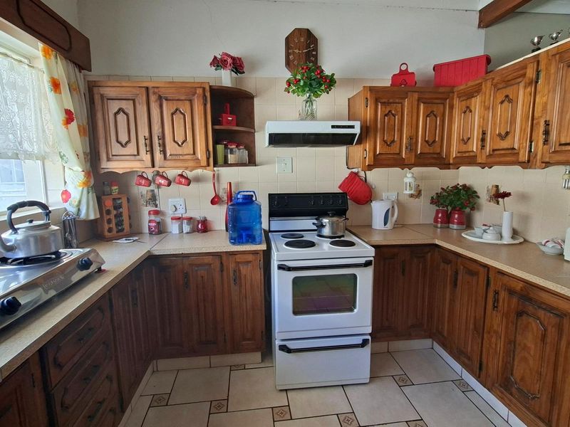 Beautifully Maintained Three-Bedroom Townhouse in a Peaceful Complex Near Schools - Photo 8