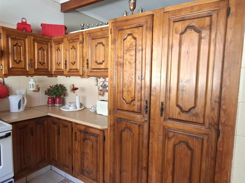 Beautifully Maintained Three-Bedroom Townhouse in a Peaceful Complex Near Schools - Photo 7