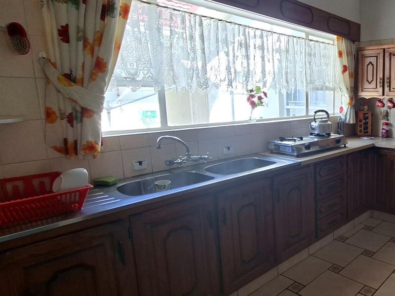 Beautifully Maintained Three-Bedroom Townhouse in a Peaceful Complex Near Schools - Photo 6