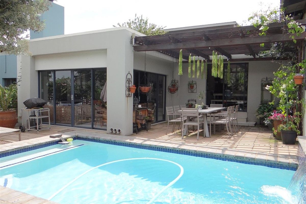 4 Bedroom House For Sale in Midstream Ridge Estate, Centurion - Photo 2
