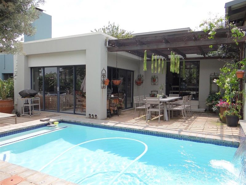 4 Bedroom House For Sale in Midstream Ridge Estate, Centurion - Photo 2