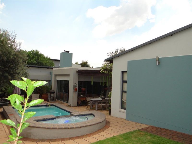 4 Bedroom House For Sale in Midstream Ridge Estate, Centurion - Photo 3
