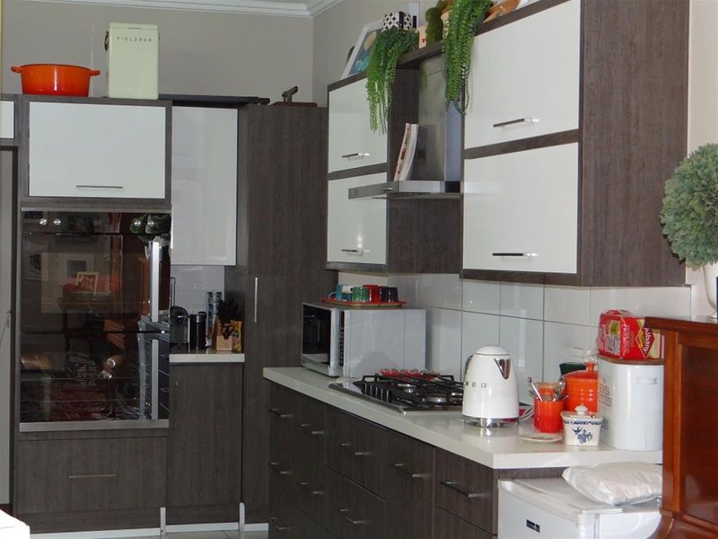 4 Bedroom House For Sale in Midstream Ridge Estate, Centurion - Photo 7