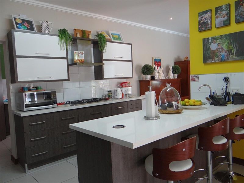 4 Bedroom House For Sale in Midstream Ridge Estate, Centurion - Photo 6