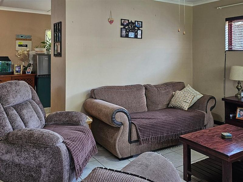 Family House with Spacious Garden - Photo 9