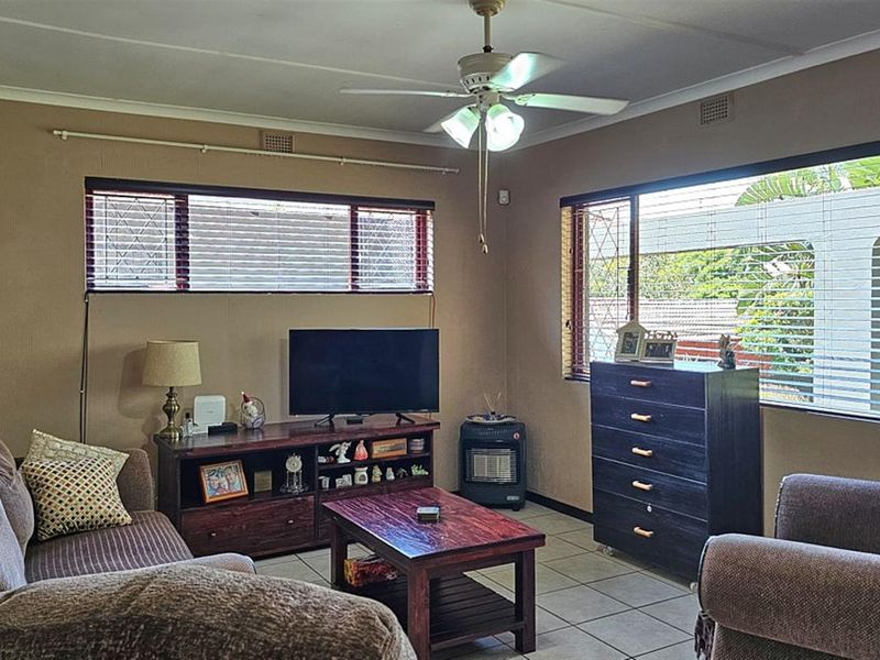 Family House with Spacious Garden - Photo 8