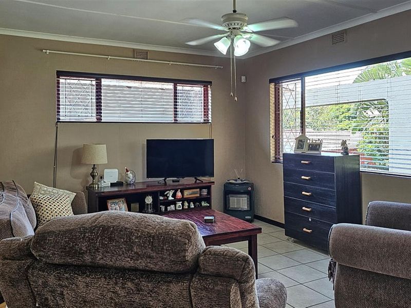 Family House with Spacious Garden - Photo 3