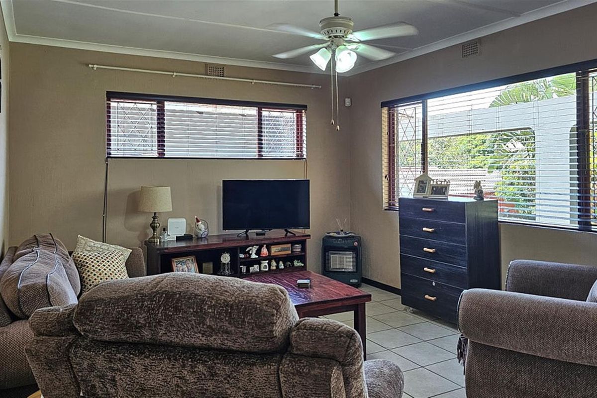 Family House with Spacious Garden - Photo 3