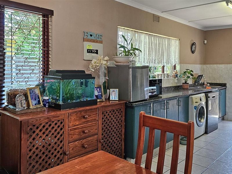 Family House with Spacious Garden - Photo 10