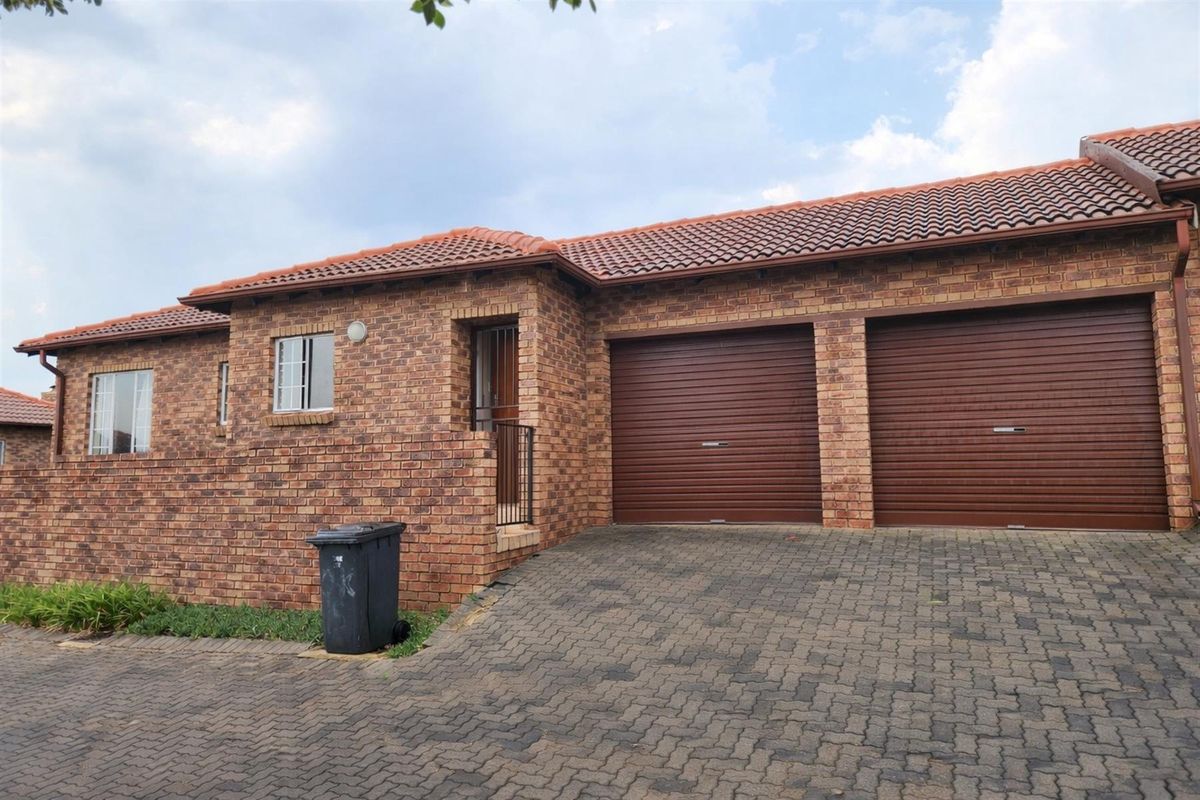 An amazing townhouse for sale in Centurion with its own garden, patio, lapa and build in braai. - Photo 4