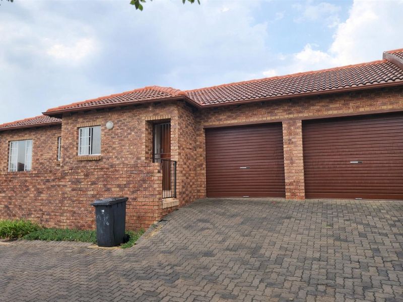 An amazing townhouse for sale in Centurion with its own garden, patio, lapa and build in braai. - Photo 4
