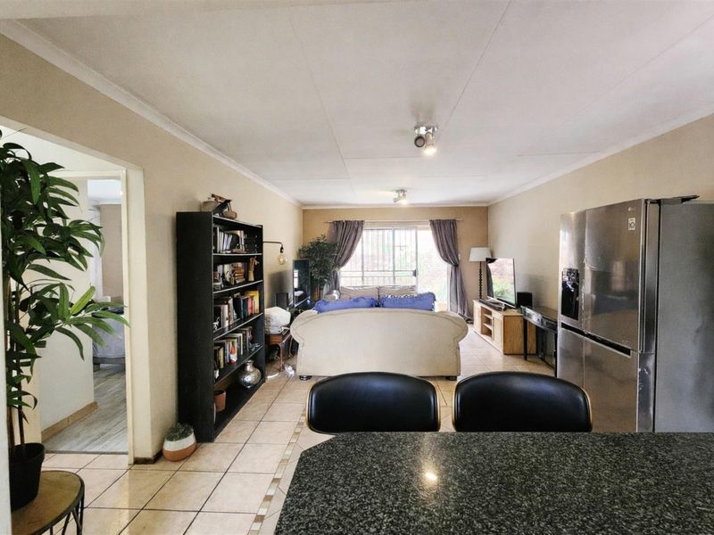 An amazing townhouse for sale in Centurion with its own garden, patio, lapa and build in braai. - Photo 6
