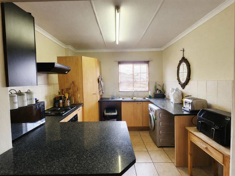 An amazing townhouse for sale in Centurion with its own garden, patio, lapa and build in braai. - Photo 7