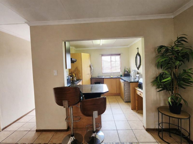 An amazing townhouse for sale in Centurion with its own garden, patio, lapa and build in braai. - Photo 8