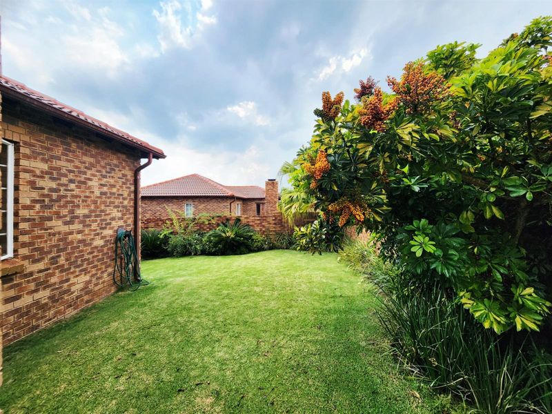 An amazing townhouse for sale in Centurion with its own garden, patio, lapa and build in braai. - Photo 2