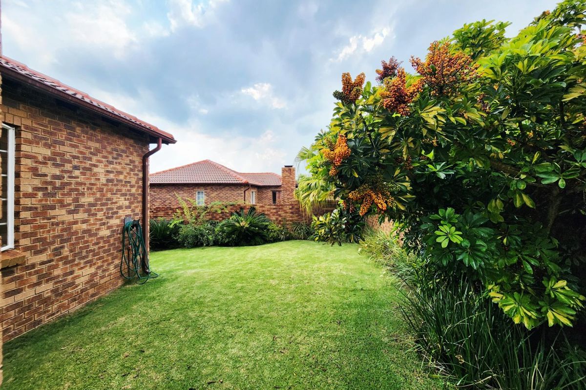 An amazing townhouse for sale in Centurion with its own garden, patio, lapa and build in braai. - Photo 2