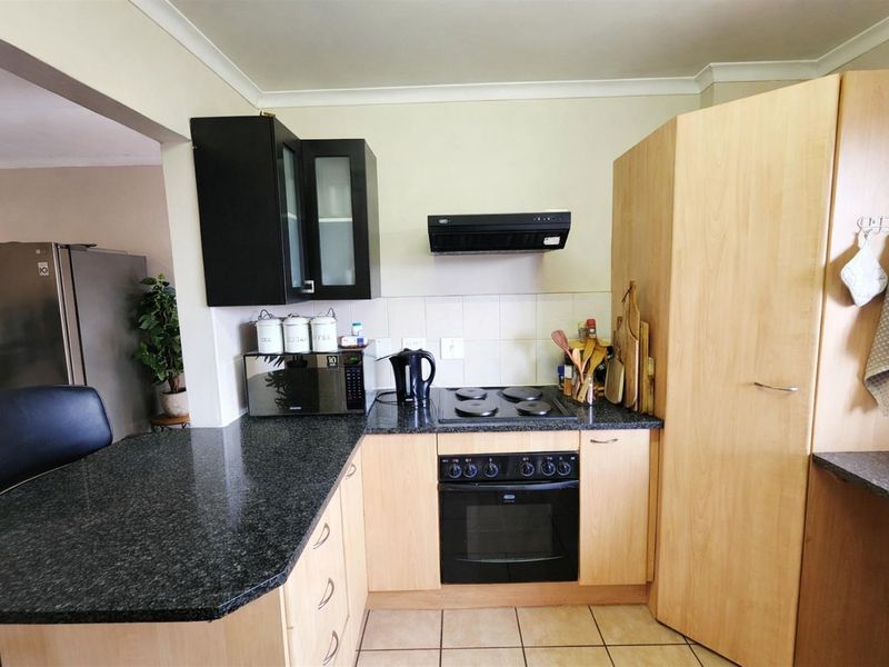 An amazing townhouse for sale in Centurion with its own garden, patio, lapa and build in braai. - Photo 9