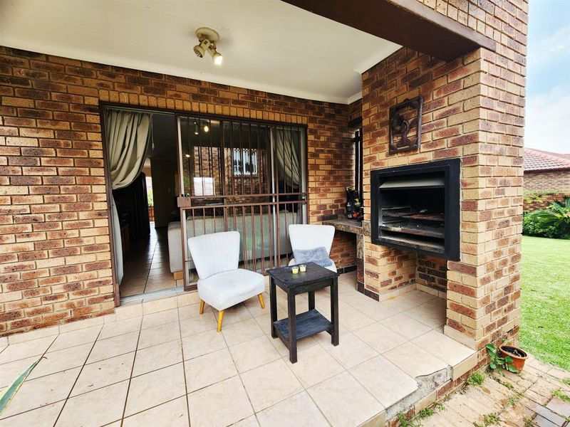 An amazing townhouse for sale in Centurion with its own garden, patio, lapa and build in braai. - Photo 3