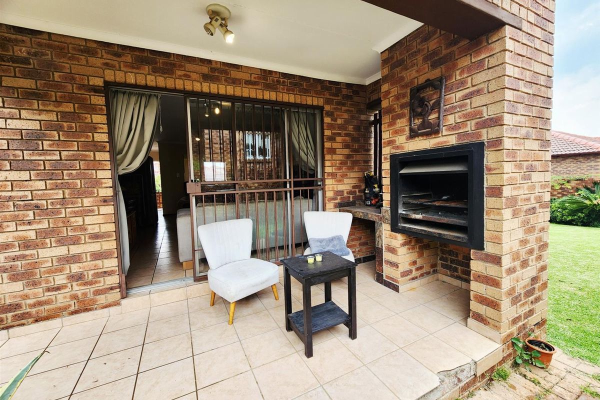 An amazing townhouse for sale in Centurion with its own garden, patio, lapa and build in braai. - Photo 3