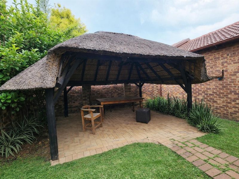 An amazing townhouse for sale in Centurion with its own garden, patio, lapa and build in braai. - Photo 5
