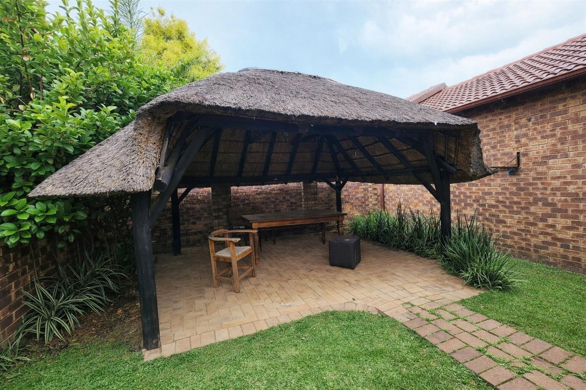An amazing townhouse for sale in Centurion with its own garden, patio, lapa and build in braai. - Photo 5
