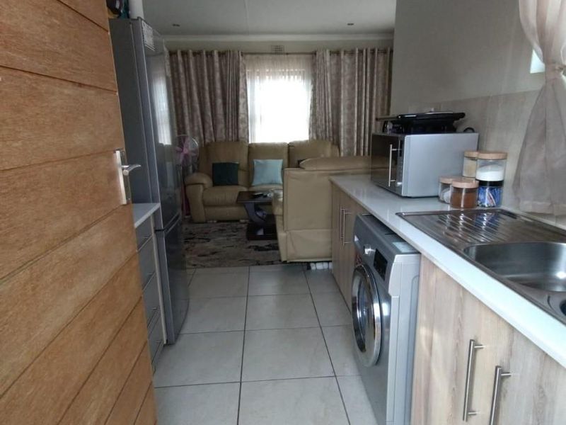 Modern Three Bedroom House For Sale in Leopard's Rest Security Estate, Albertsdal, Alberton - Photo 2