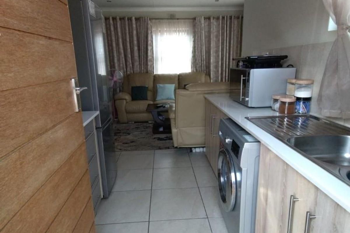 Modern Three Bedroom House For Sale in Leopard's Rest Security Estate, Albertsdal, Alberton - Photo 2