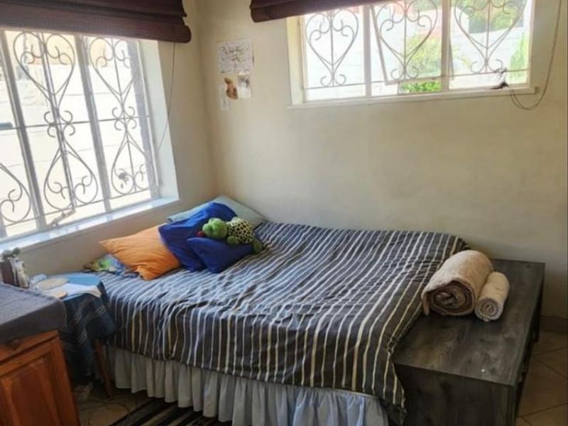 Charming Family Home in Linmeyer - Photo 8