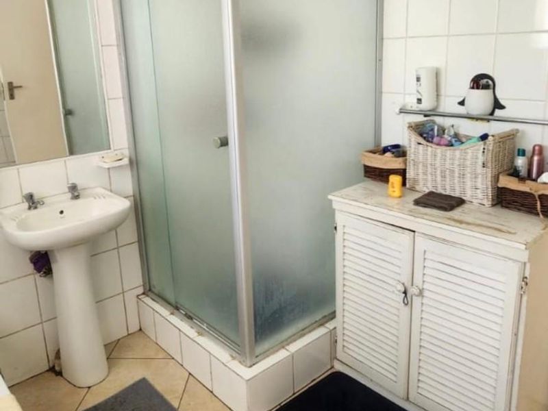 Charming Family Home in Linmeyer - Photo 10