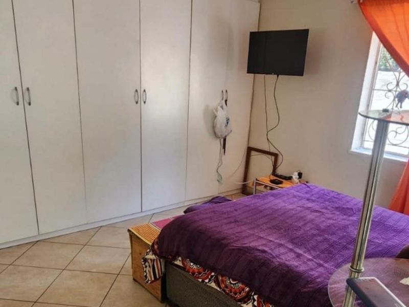 Charming Family Home in Linmeyer - Photo 7