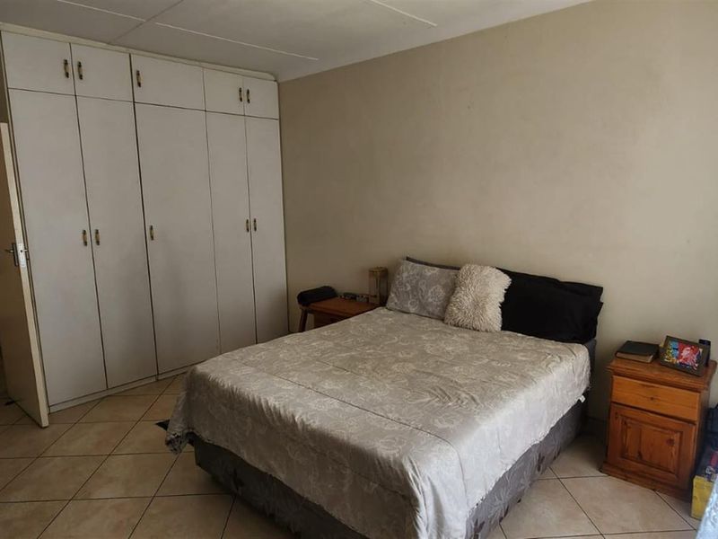 Charming Family Home in Linmeyer - Photo 6