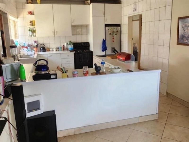 Charming Family Home in Linmeyer - Photo 3