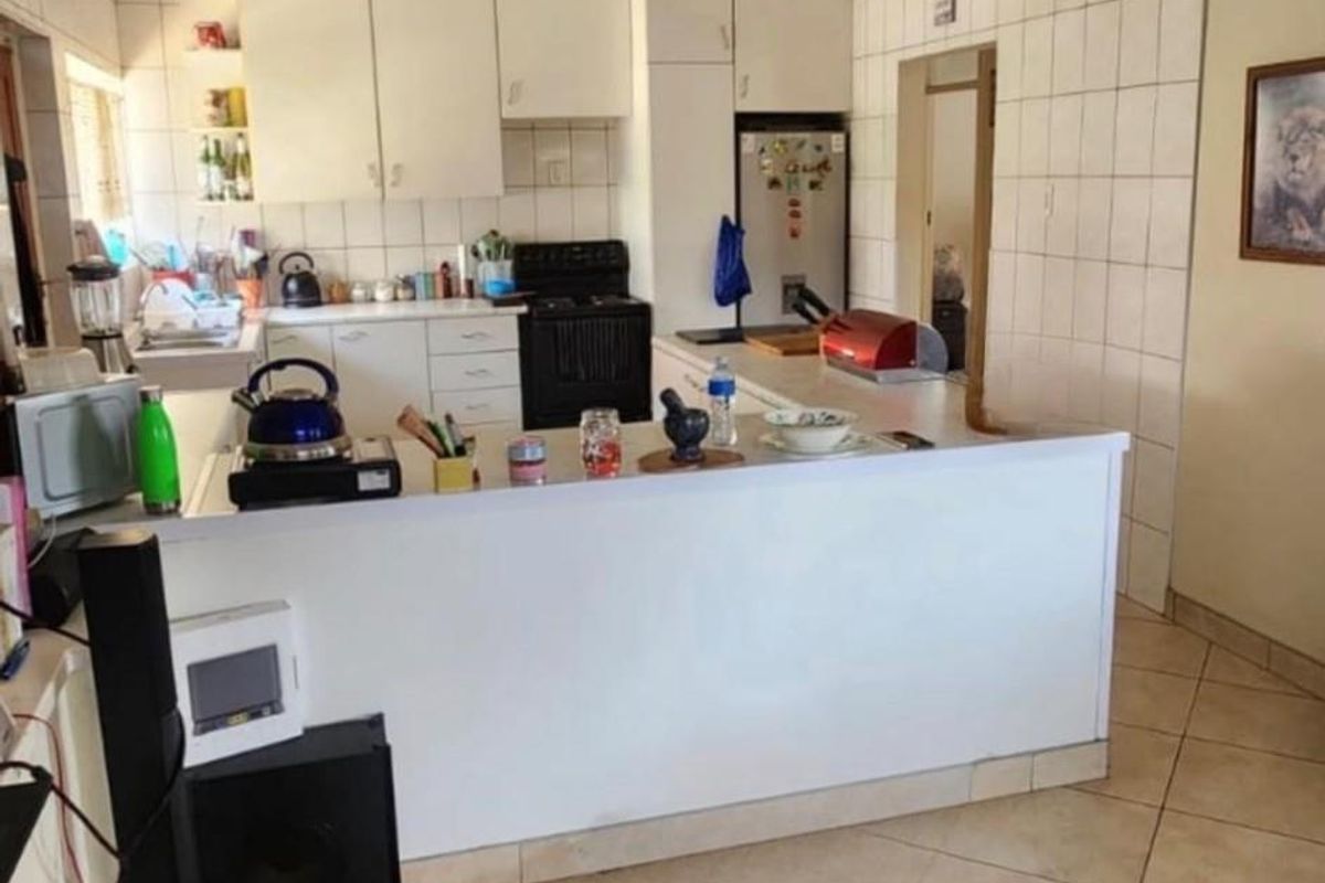 Charming Family Home in Linmeyer - Photo 3