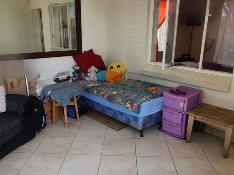 Charming Family Home in Linmeyer - Photo 9