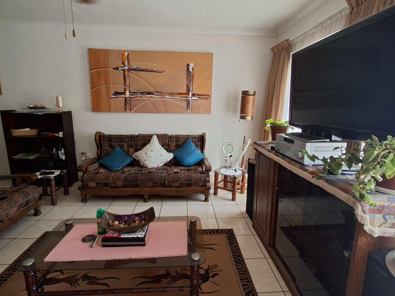 LOW-MAINTENANCE, 2 BEDROOM TOWNHOUSE, FULLY UPGRADED OFF-GRID PROPERTY! - Photo 2