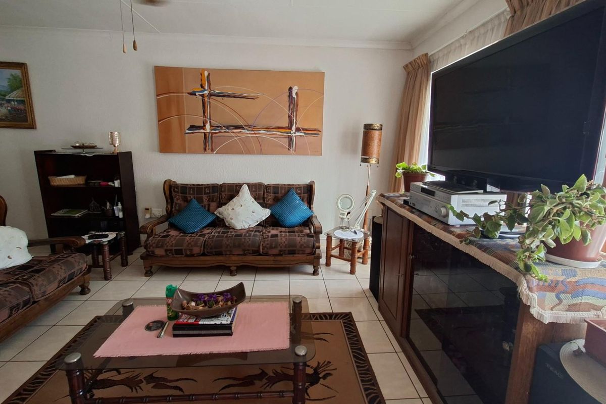 LOW-MAINTENANCE, 2 BEDROOM TOWNHOUSE, FULLY UPGRADED OFF-GRID PROPERTY! - Photo 2