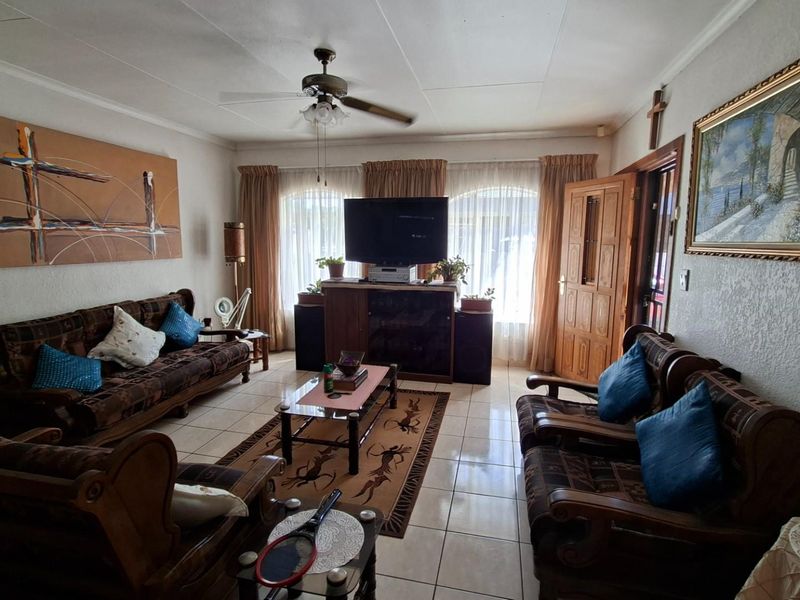 LOW-MAINTENANCE, 2 BEDROOM TOWNHOUSE, FULLY UPGRADED OFF-GRID PROPERTY! - Photo 4