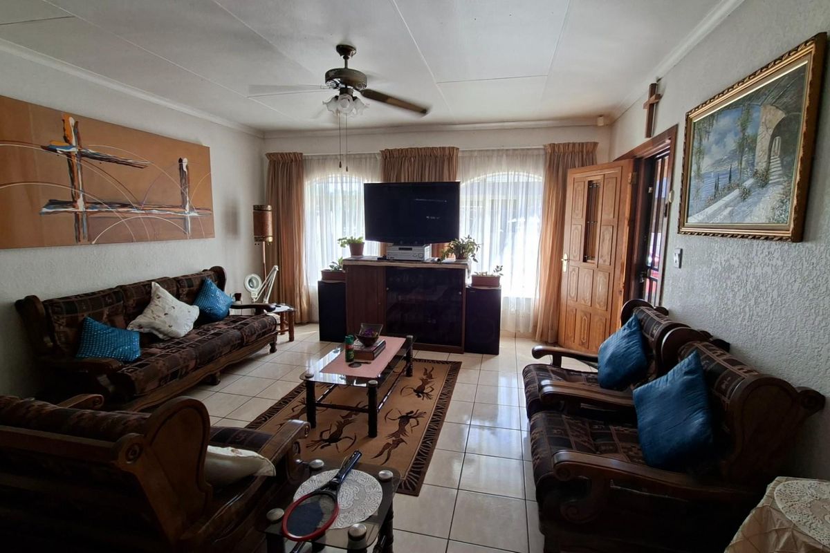 LOW-MAINTENANCE, 2 BEDROOM TOWNHOUSE, FULLY UPGRADED OFF-GRID PROPERTY! - Photo 4