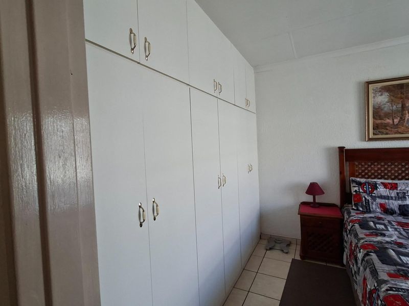 LOW-MAINTENANCE, 2 BEDROOM TOWNHOUSE, FULLY UPGRADED OFF-GRID PROPERTY! - Photo 8