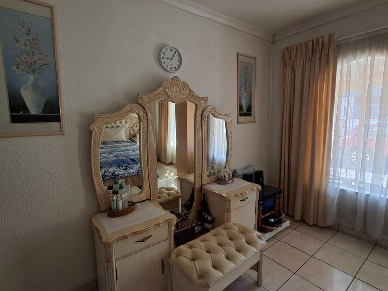 LOW-MAINTENANCE, 2 BEDROOM TOWNHOUSE, FULLY UPGRADED OFF-GRID PROPERTY! - Photo 7